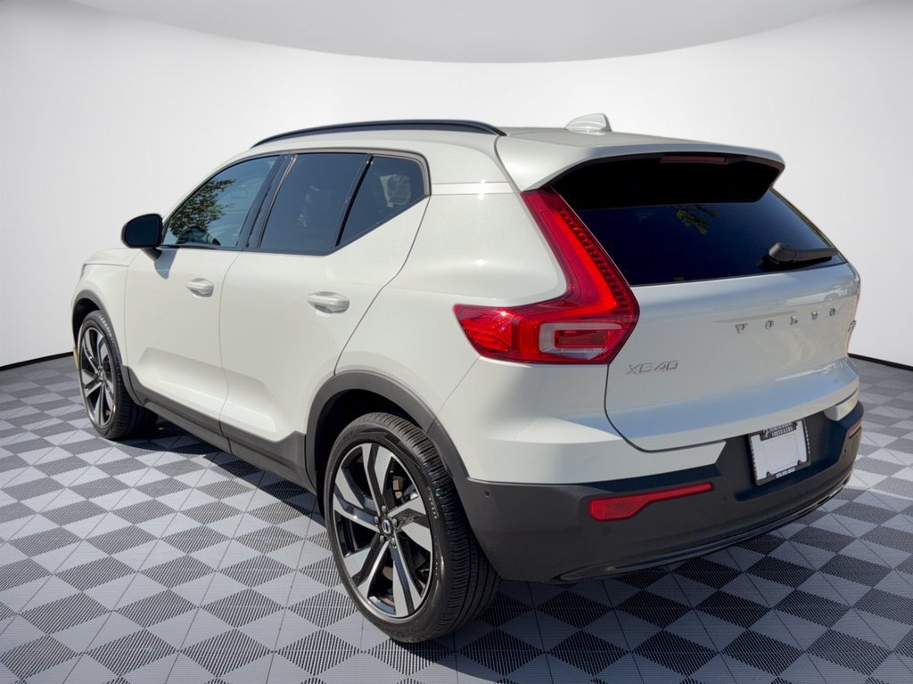 Used 2025 Volvo XC40 B5 Ultra AWD/4WD image 3