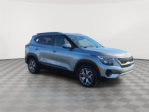 Used 2021 Kia Seltos EX image 2
