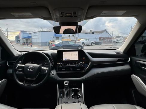 Used 2023 Toyota Highlander XLE image 16