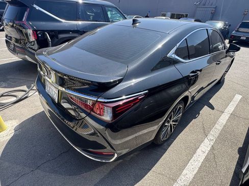 Used 2024 Lexus ES 300h w/ Premium Package FWD image 4