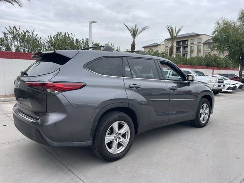 Used 2022 Toyota Highlander LE image 2