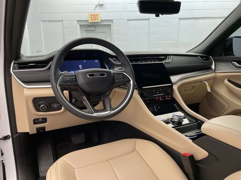 New 2025 Jeep Grand Cherokee Limited w/ Luxury Tech Group II image 12