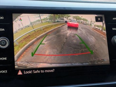 Used 2022 Volkswagen Taos SE image 9