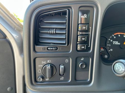 Used 2005 Chevrolet Silverado 2500 LS w/ Heavy-Duty Power Package AWD/4WD image 13