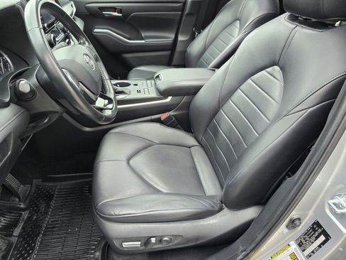 Used 2020 Toyota Highlander XLE image 31