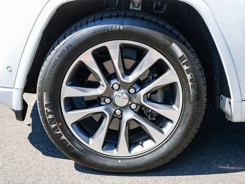 Used 2017 Jeep Grand Cherokee Overland w/ Jeep Active Safety Group AWD/4WD image 11