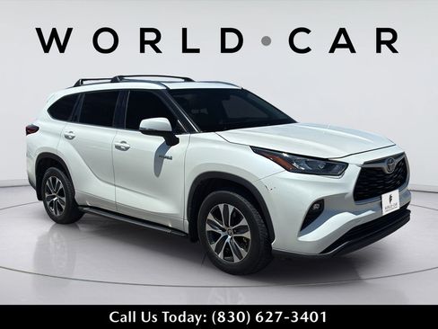 Used 2020 Toyota Highlander XLE FWD image 2
