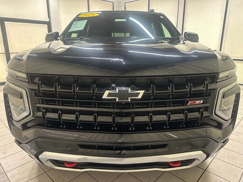 Used 2025 Chevrolet Suburban Z71 image 13