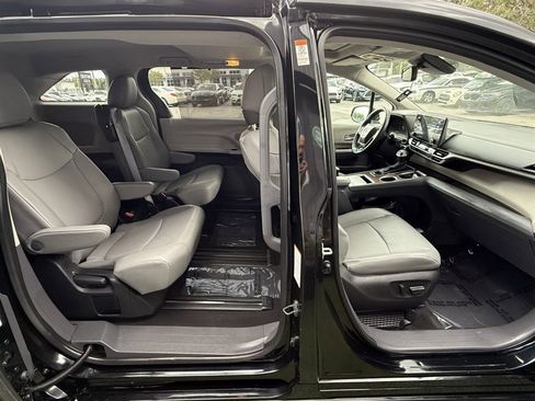 Used 2023 Toyota Sienna XLE image 20
