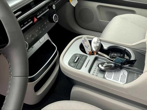 New 2026 Hyundai Ioniq 9 SE image 8