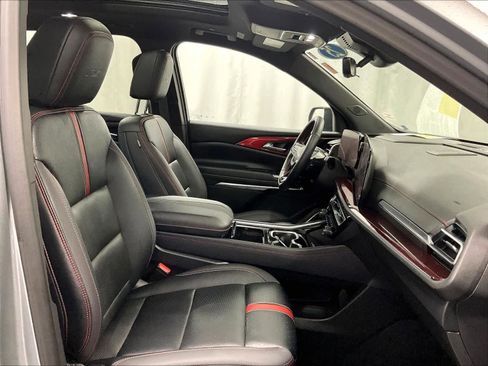 Used 2025 Chevrolet Traverse RS image 11