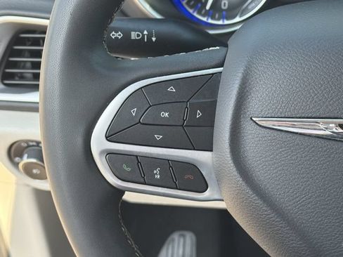 Used 2023 Chrysler Pacifica Touring-L FWD image 27