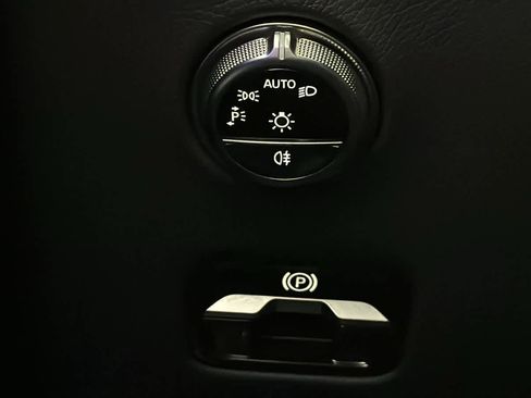 Used 2025 Mercedes-Benz GLC 300 4MATIC image 17