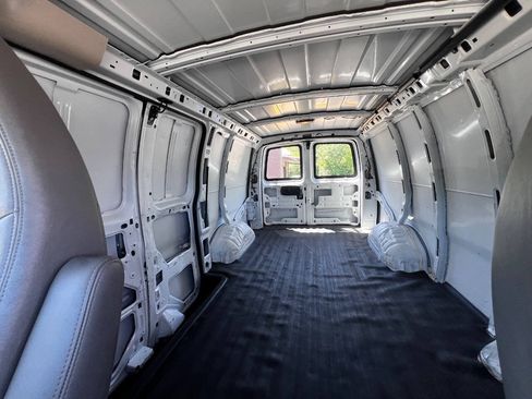 Used 2014 Chevrolet Express 2500 RWD image 14