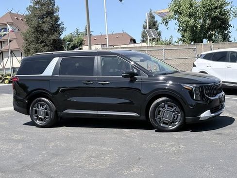 New 2026 Kia Carnival EX FWD image 3