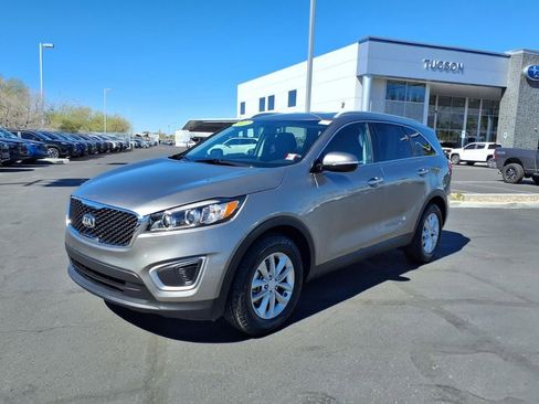 Used 2017 Kia Sorento LX image 3