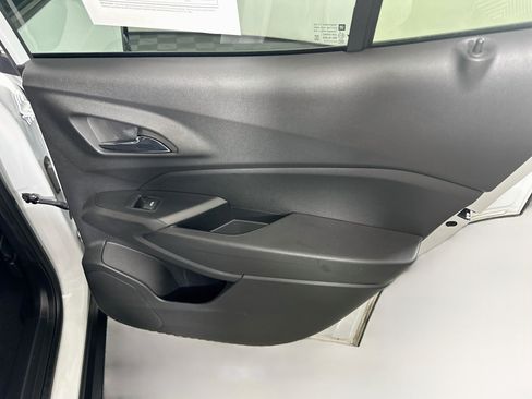 Used 2025 Chevrolet Trax LT FWD image 28