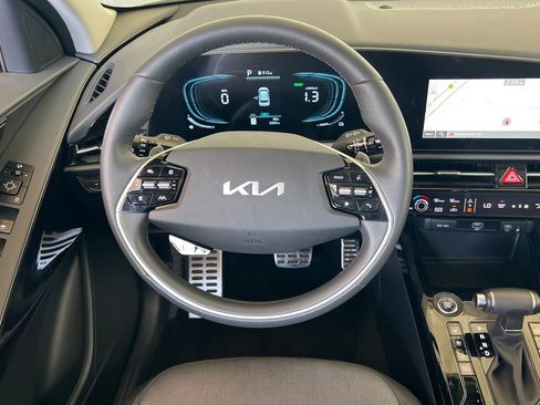 Used 2025 Kia Niro SX Touring image 16