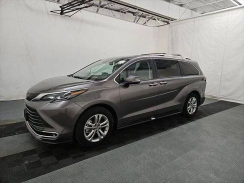 Used 2024 Toyota Sienna Platinum AWD/4WD image 33