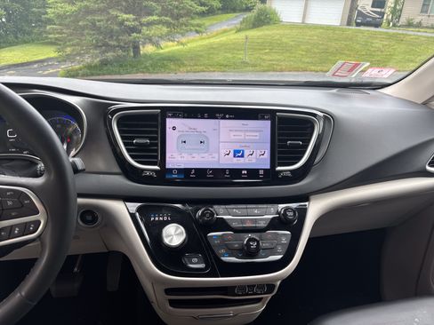 Used 2023 Chrysler Pacifica Touring-L FWD image 24