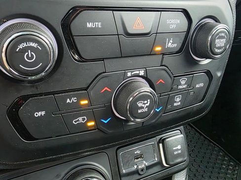 Used 2023 Jeep Renegade Latitude image 41