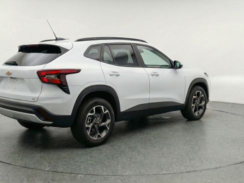 Used 2025 Chevrolet Trax LT w/ LT Convenience Package image 9