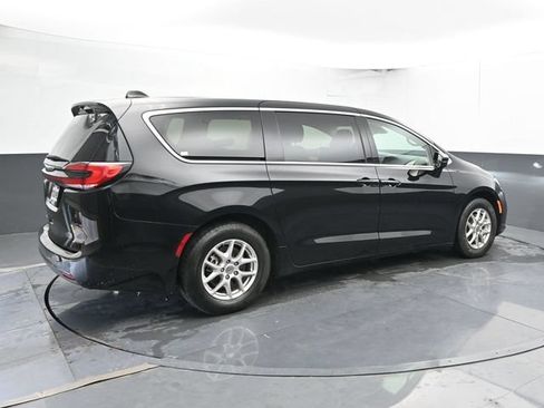 Used 2024 Chrysler Pacifica Touring-L FWD image 2