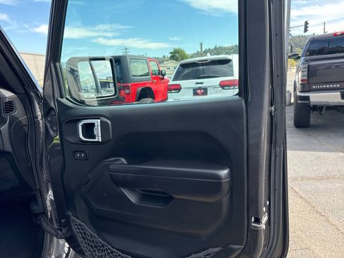 Used 2018 Jeep Wrangler Unlimited Sport S AWD/4WD image 19