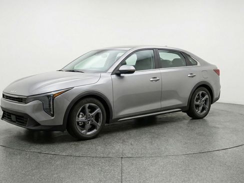 Used 2025 Kia K4 LXS image 3