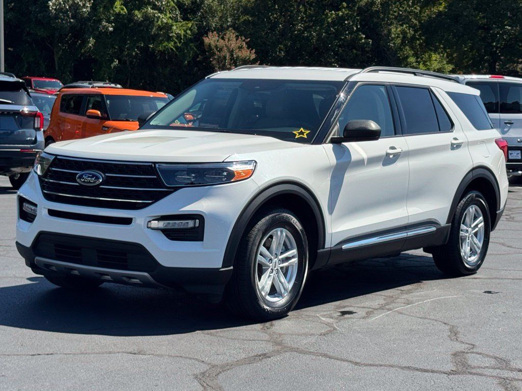 Used 2023 Ford Explorer XLT w/ Equipment Group 202A AWD/4WD image 2