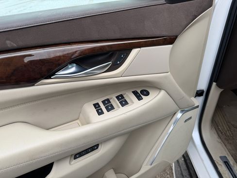 Used 2016 Cadillac Escalade Luxury image 12