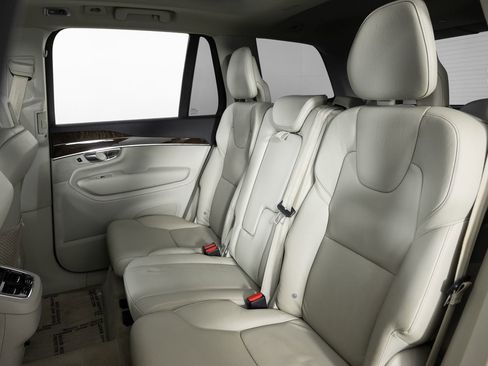 Used 2016 Volvo XC90 T6 Momentum image 17