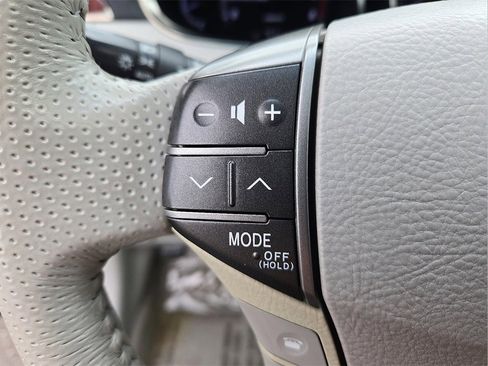 Used 2011 Toyota Avalon Limited image 24