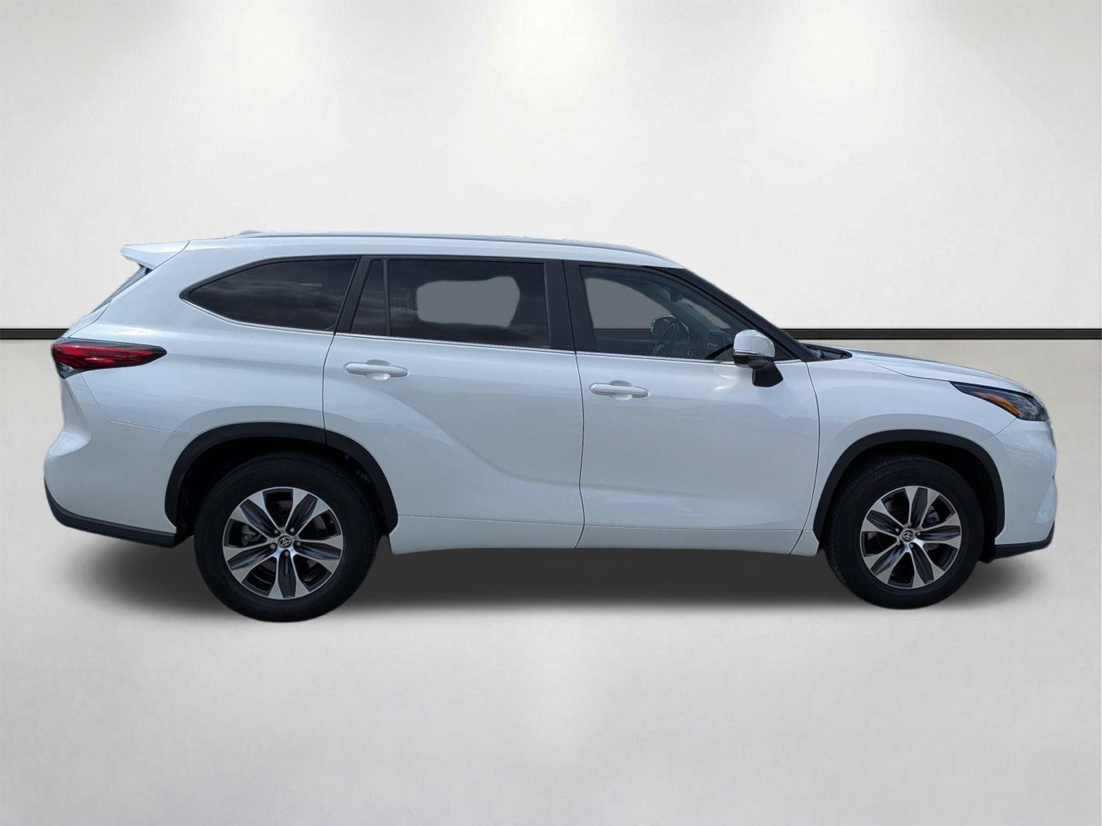 Used 2023 Toyota Highlander XLE FWD image 3