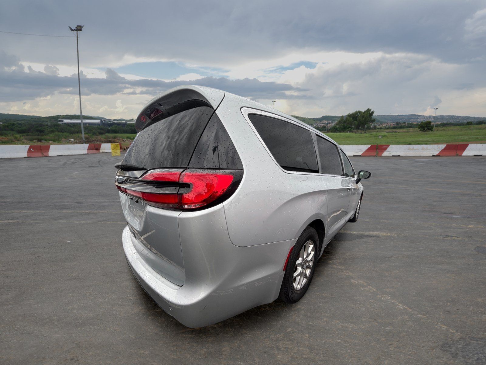 Used 2024 Chrysler Pacifica Touring-L FWD image 3