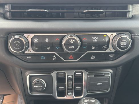 Used 2025 Jeep Wrangler Unlimited Sahara AWD/4WD image 21