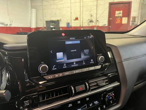 Used 2025 Nissan Pathfinder SV image 21