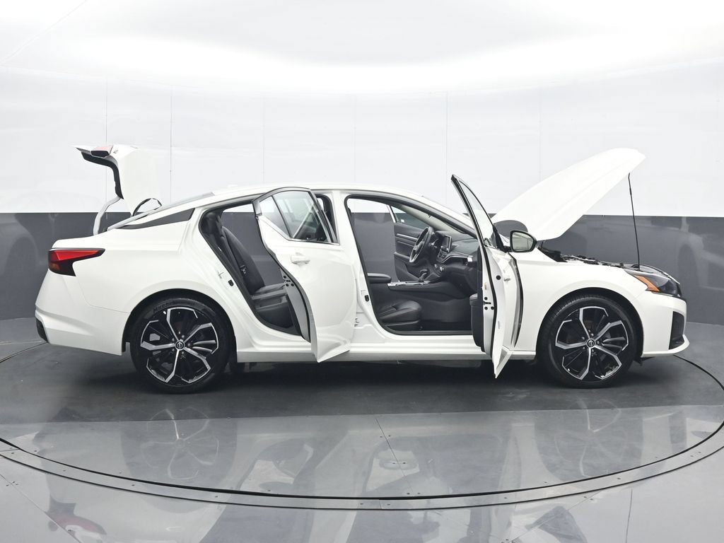 Used 2025 Nissan Altima 2.5 SR FWD image 37