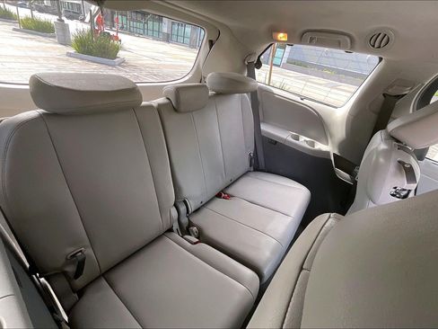 Used 2013 Toyota Sienna XLE w/ Premium Pkg FWD image 19