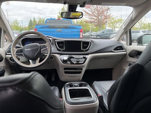 Used 2017 Chrysler Pacifica Limited w/ Advanced Safetytec Group FWD image 11