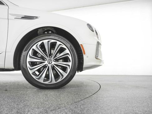 Used 2025 Bentley Bentayga Extended Wheelbase image 16