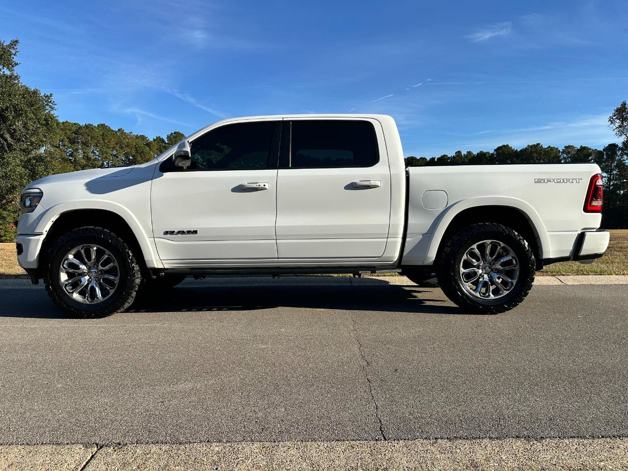 Used 2022 RAM 1500 Laramie w/ Sport Appearance Package AWD/4WD image 8