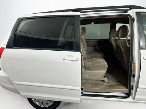 Used 2009 Toyota Sienna LE image 27
