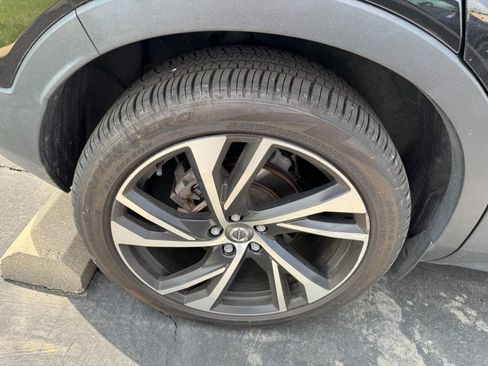 Used 2022 Volvo XC40 T5 R-Design w/ Advanced Package image 4