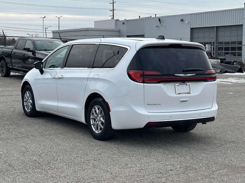 New 2026 Chrysler Pacifica Select image 5