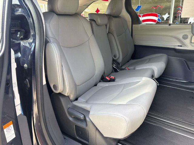 Used 2024 Toyota Sienna XLE FWD image 12