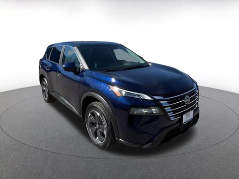 Used 2025 Nissan Rogue SV image 3