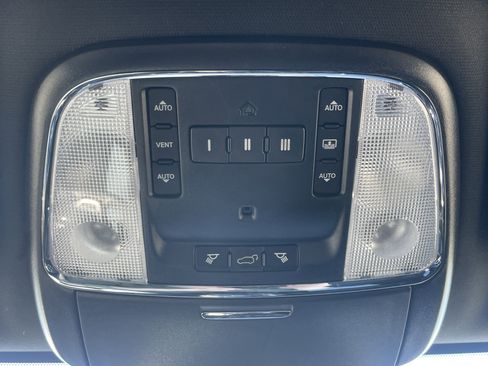 Used 2018 Jeep Grand Cherokee Overland image 32