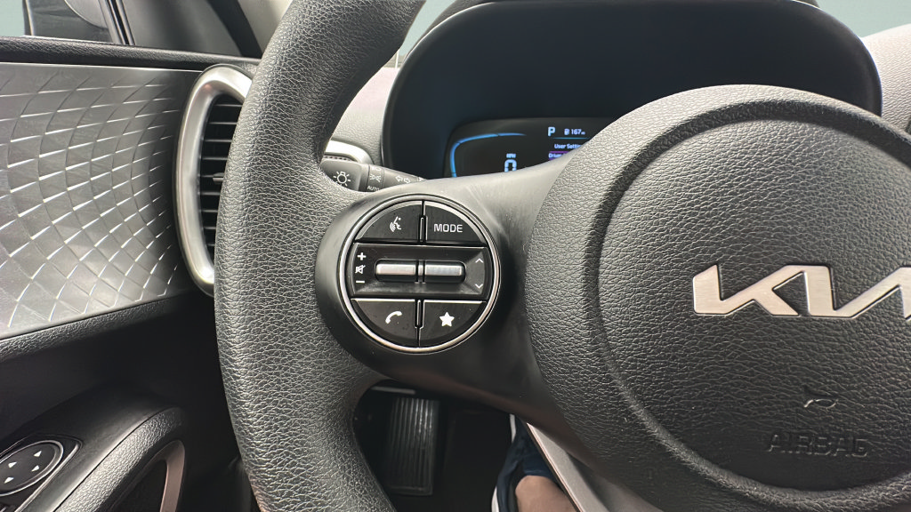 Used 2025 Kia Soul LX w/ LX Technology Package FWD image 17