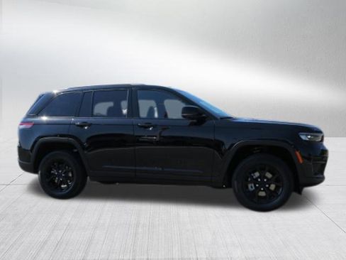 New 2025 Jeep Grand Cherokee 4WD image 2